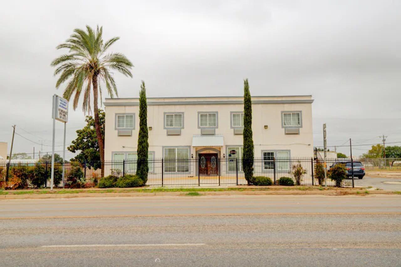 Hotel Dilley Grand Exterior photo