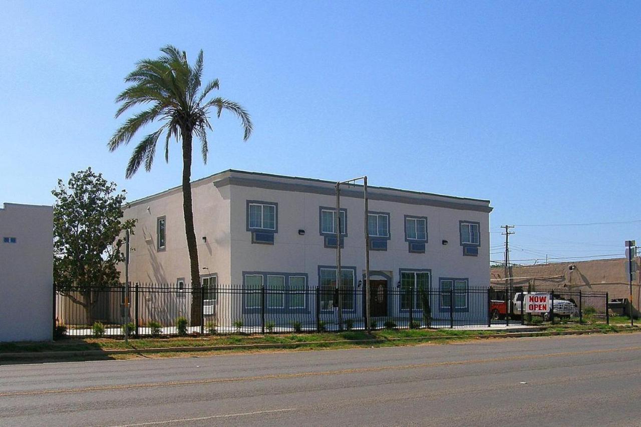 Hotel Dilley Grand Exterior photo